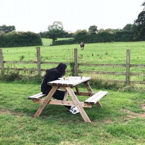 Having a scrumptious lunch (proper Fish & Chips) with Neptune (a horse). Yummy! ???? 말이랑 같이 피시앤칩스 점심먹었어요! 자세한 건 Vlog에서 보여드릴께요? #gardeners #imissyou #fishandchips