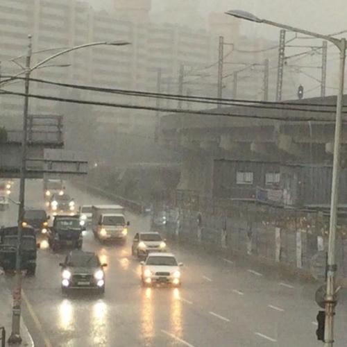 I like a downpour but I need an umbrella now????????#downpour #OMG #어떡하지 #소나기 #우산없음